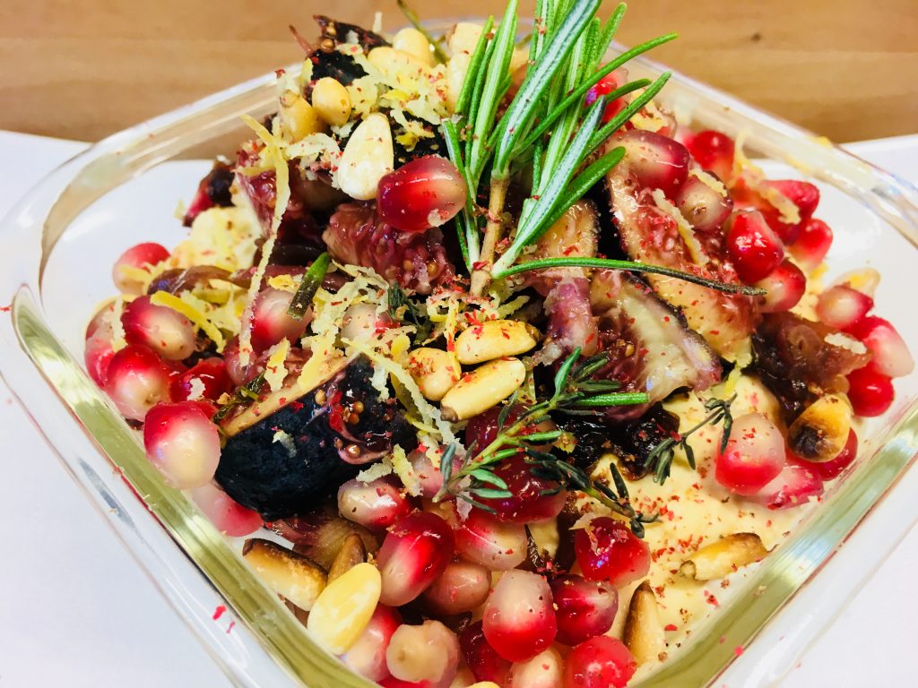 Spiced Hummus mit Feigen, roten Balsamico Zwiebeln, Granatapfelkernenund roten Pfefferbeeren