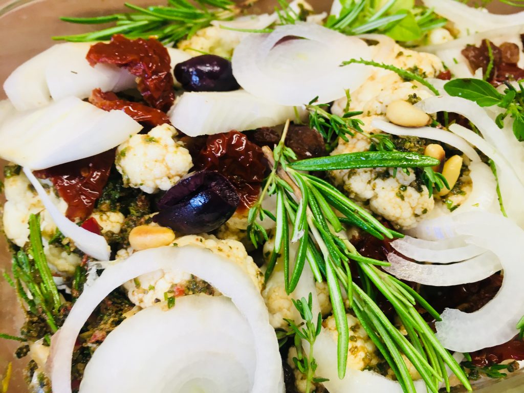 Gerösteter Blumenkohl mit Pinienkernen, Chili und Rosinen a la Siciliana