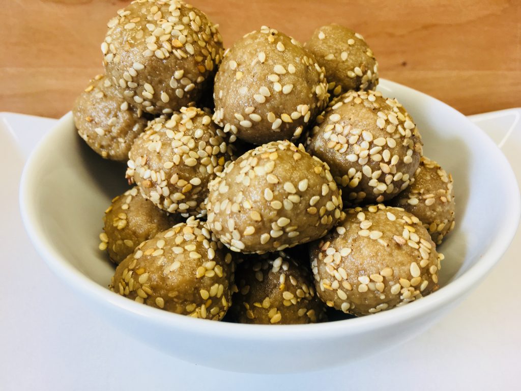 Halva Energiebällchen aus Sesam, Mandeln und Honig