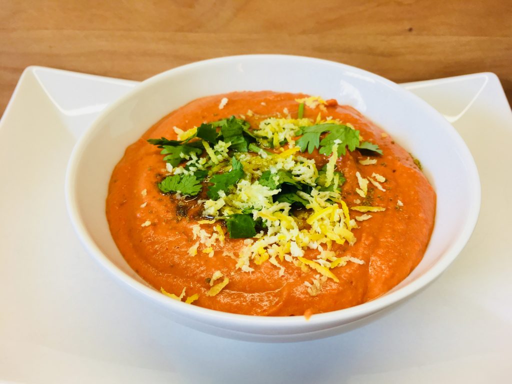 Rote Linsen Dip mit gerösteten Paprika, Tahini und Harissa