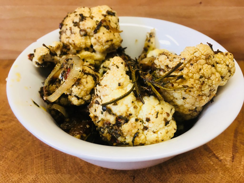 Gerösteter Blumenkohl mit Pinienkernen, Chili und Rosinen a la Siciliana