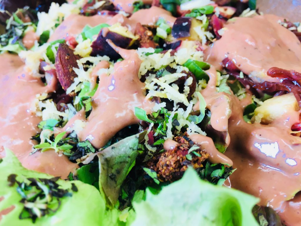 Eichblatt Salat mit roten Zwiebeln und Feigen Balsamico Vinaigrette