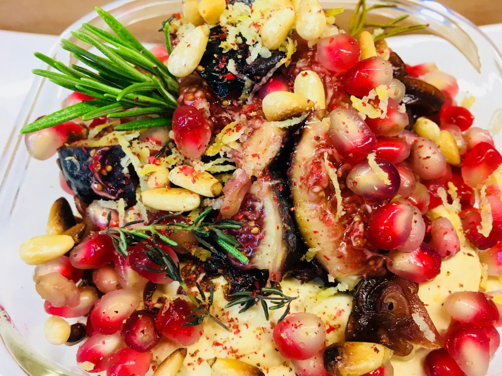 Spiced Hummus mit Feigen, roten Balsamico Zwiebeln, Granatapfelkernenund roten Pfefferbeeren