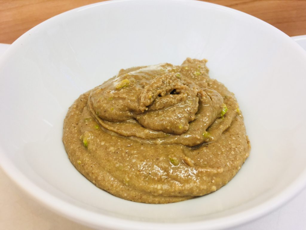 Halva Brotaufstrich aus Tahini, Honig, Mandeln und Pistazien