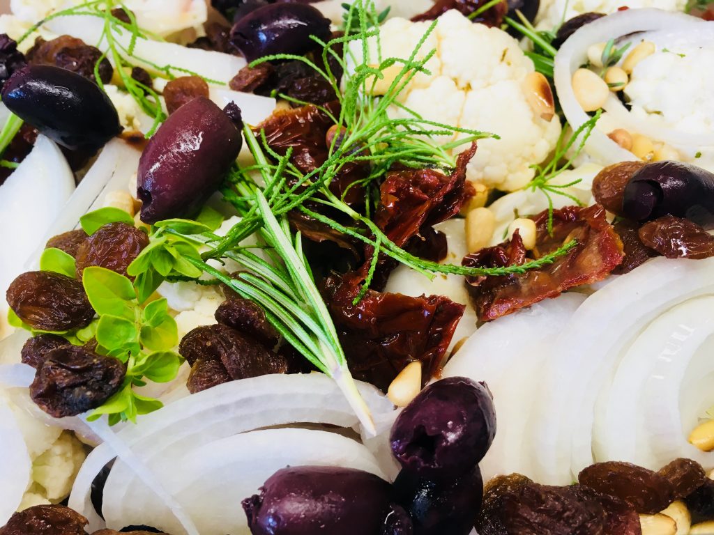 Gerösteter Blumenkohl mit Pinienkernen, Chili und Rosinen a la Siciliana