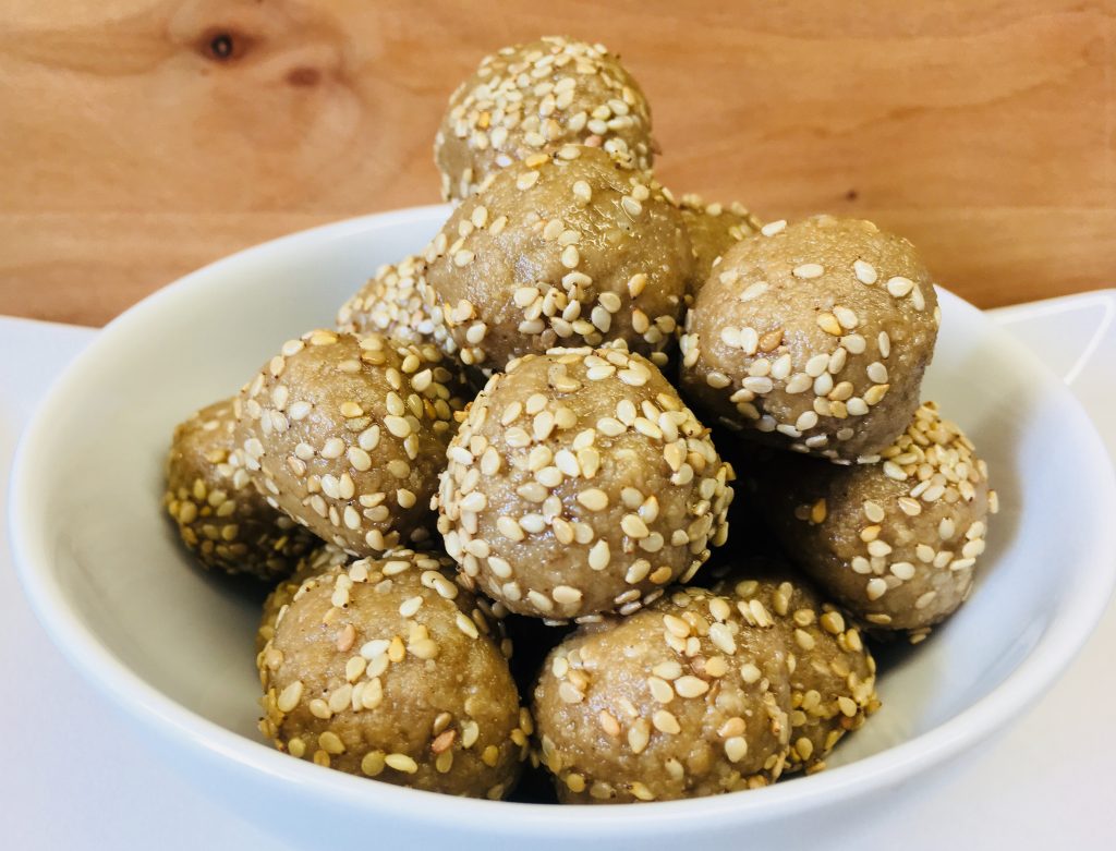 Halva Energiebällchen aus Sesam, Mandeln und Honig
