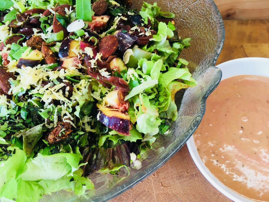 Eichblatt Salat mit roten Zwiebeln und Feigen Balsamico Vinaigrette