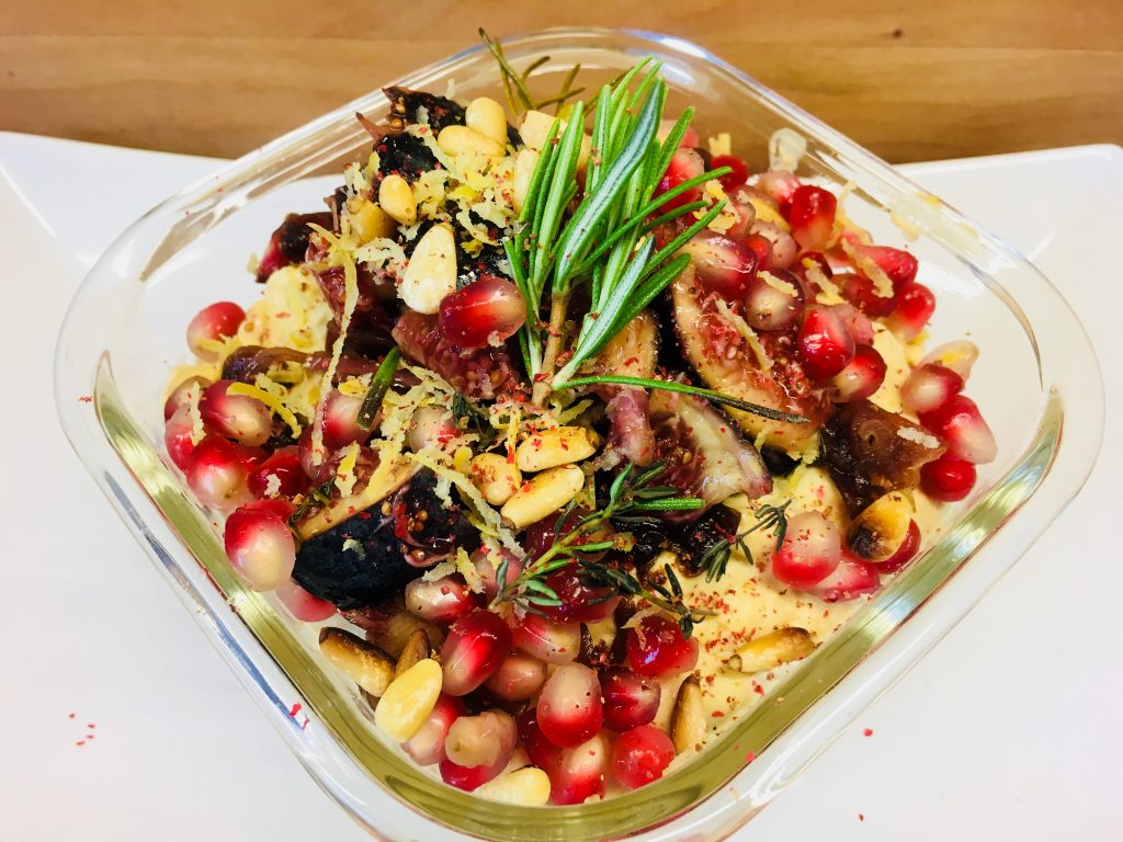 Spiced Hummus mit Feigen, roten Balsamico Zwiebeln, Granatapfelkernenund roten Pfefferbeeren