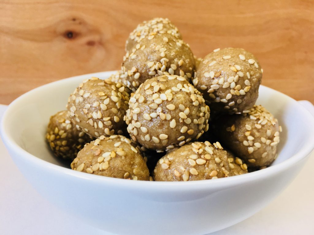 Halva Energiebällchen aus Sesam, Mandeln und Honig