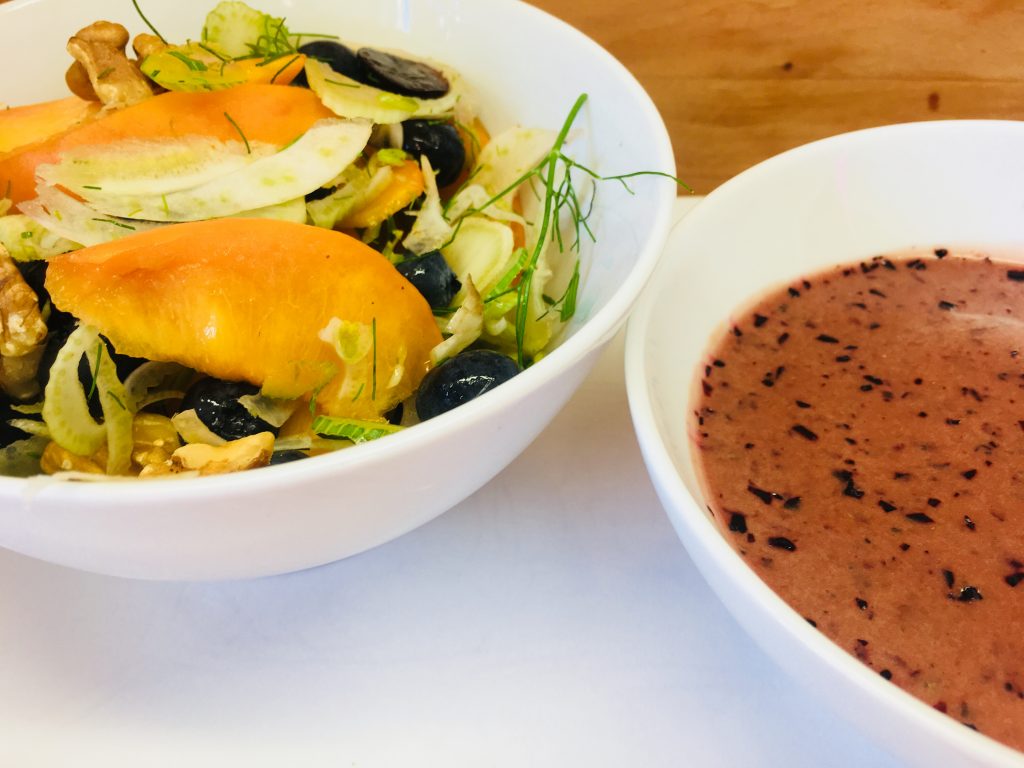 Fenchel Salat mit Pfirsich, Walnüssen und Heidelbeer Miso Dressing