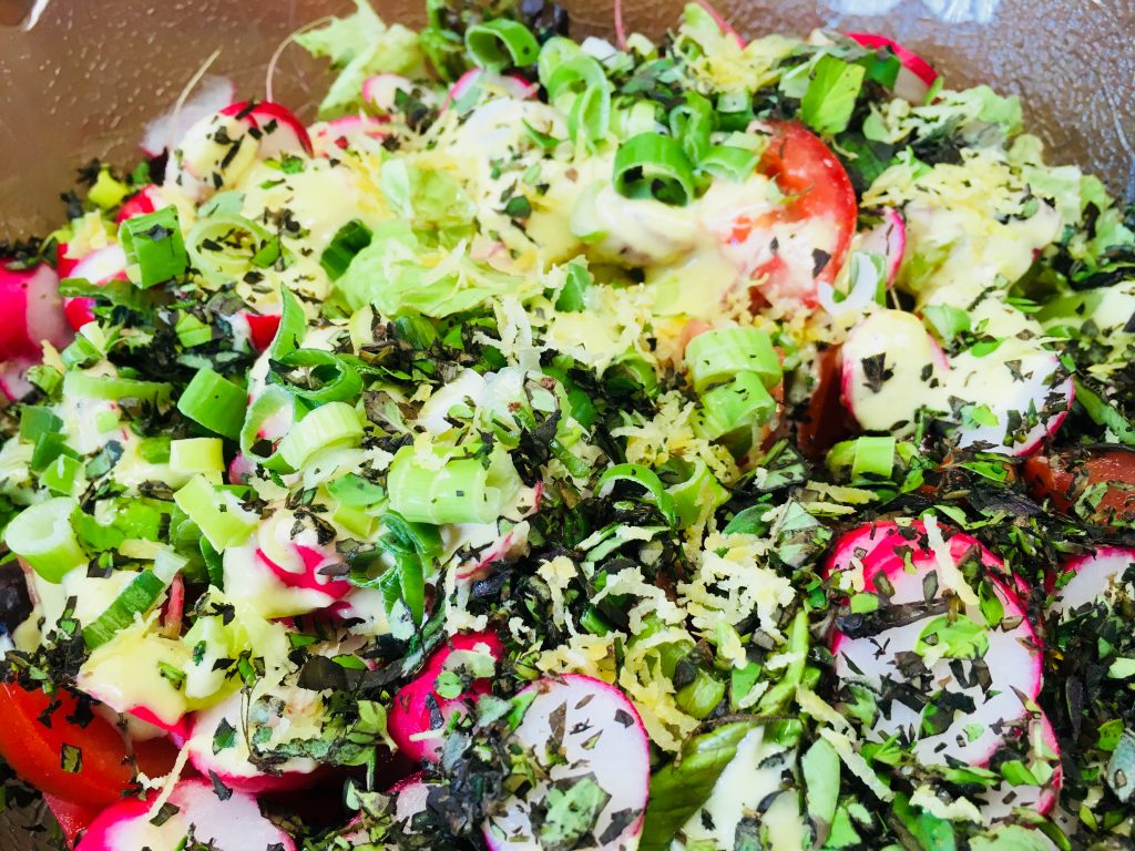 Salat mit Tomaten, Radischen und Schalotten-Senf-Dressing