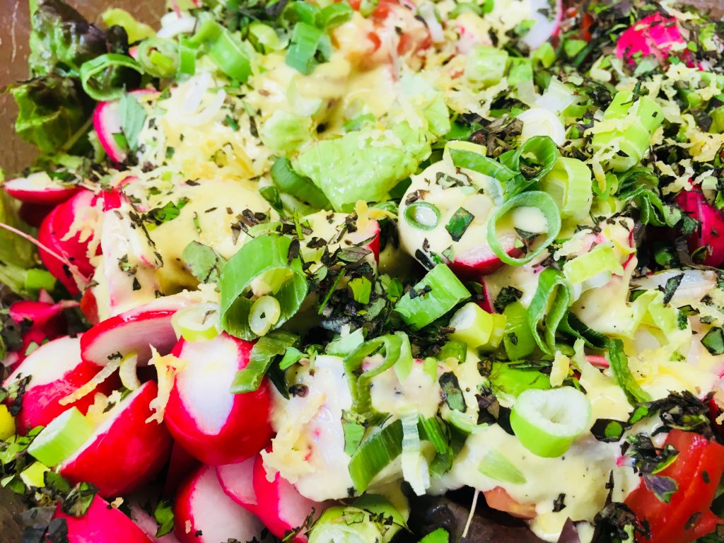 Salat mit Tomaten, Radischen und Schalotten-Senf-Dressing