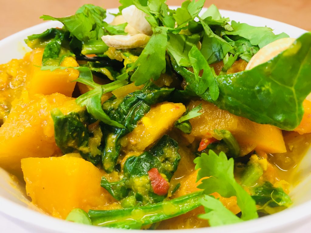 Kürbis Curry mit Spinat und Datteln