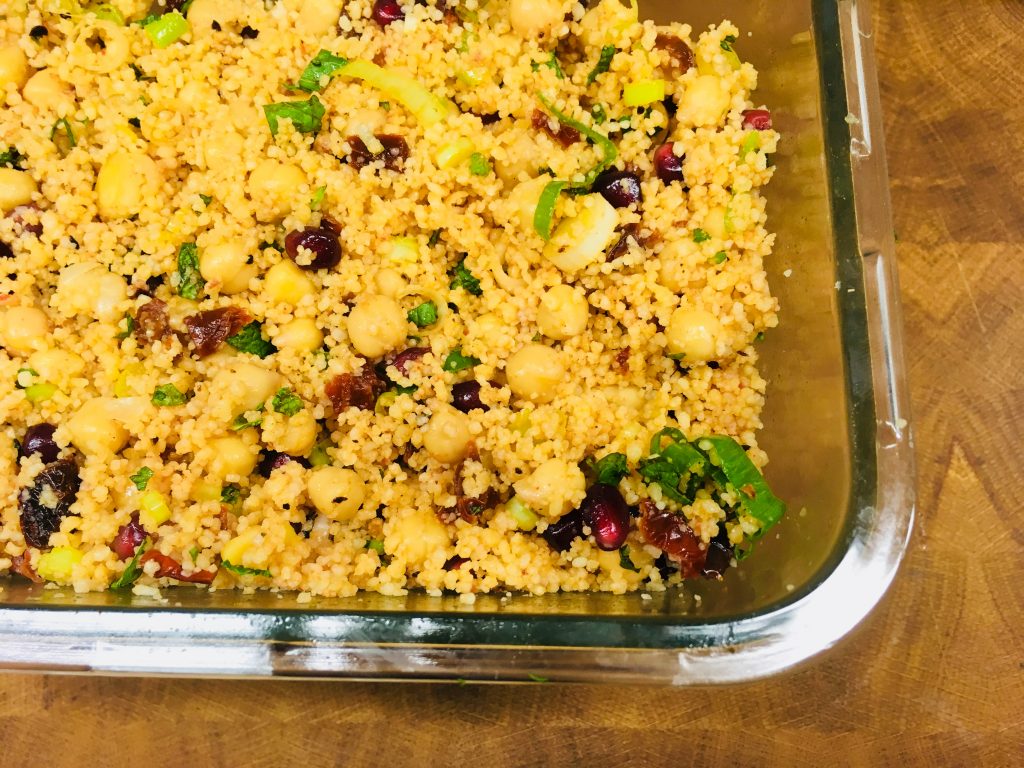 Couscous Salat mit getrockneten Tomaten, Kichererbsen und Granatapfelkernen
