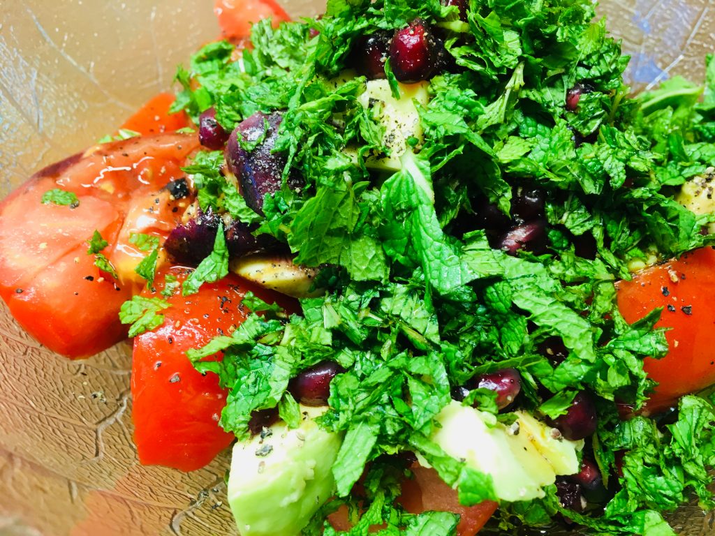 Tomaten Salat mit Feigen, Avocado und Granatapfelkernen