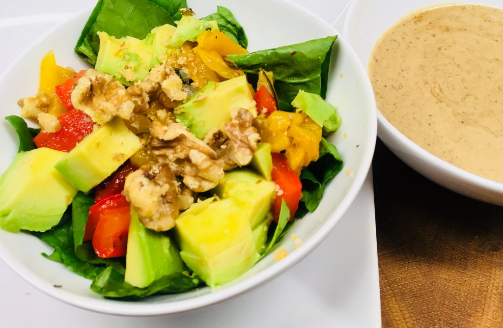 Paprika Avocado Salat mit Dattel Walnuss Vinaigrette