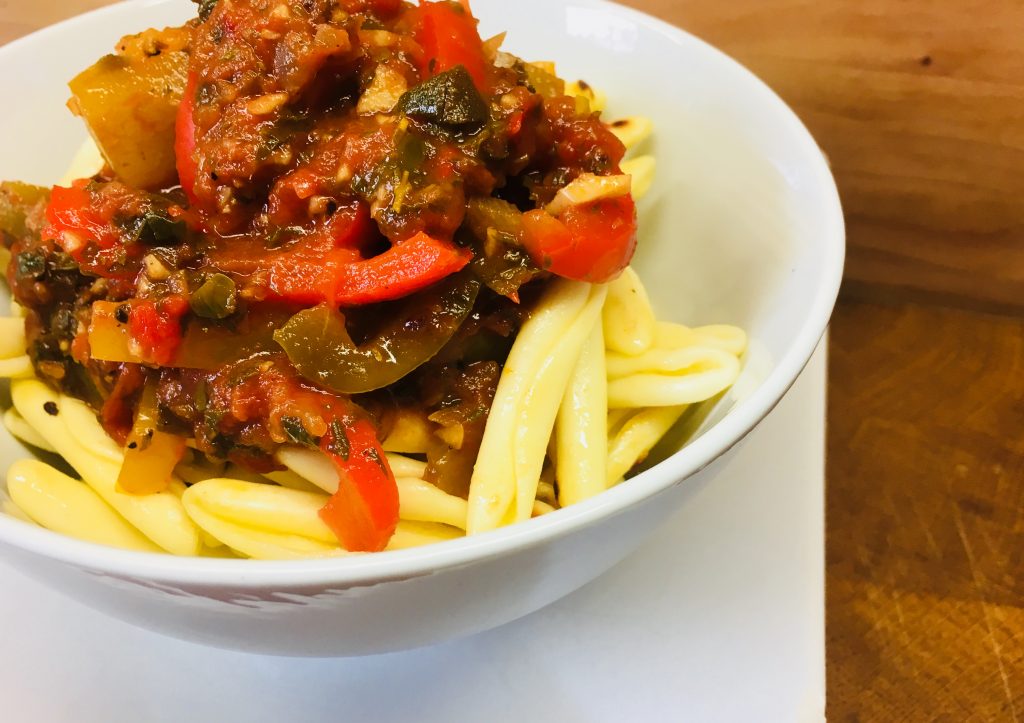 Fruchtige Peperonata Sauce für Pasta