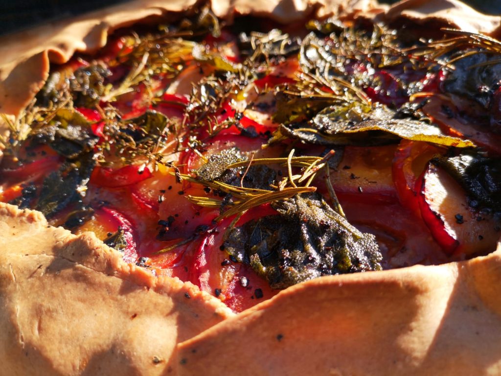 Galette mit Pflaumen, Tomaten und Feigen-Hummus