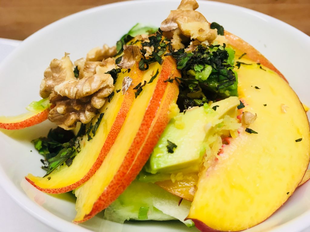 Gurkensalat mit Nektarinen, Walnüssen und Joghurt Minze Dressing