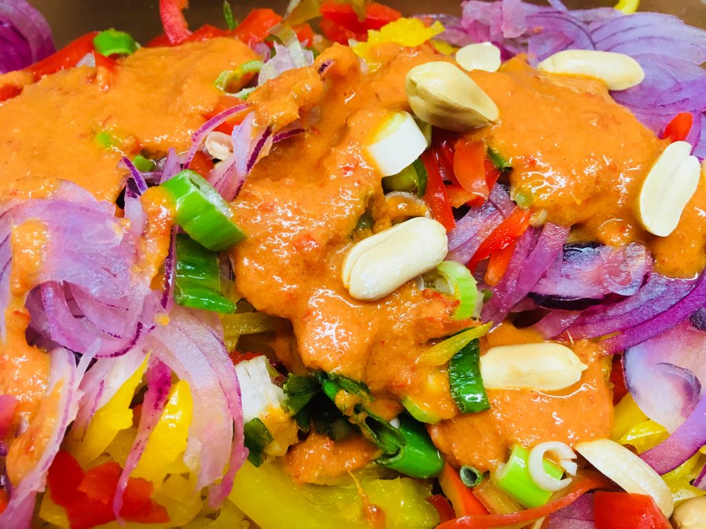 Pikanter Paprika-Gurken Salat mit gebratenem Sesam-Tofu