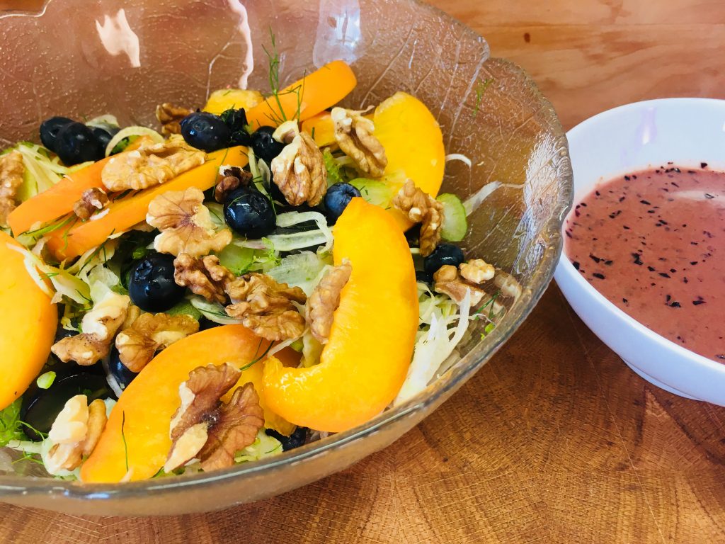 Fenchel Salat mit Pfirsich, Walnüssen und Heidelbeer Miso Dressing