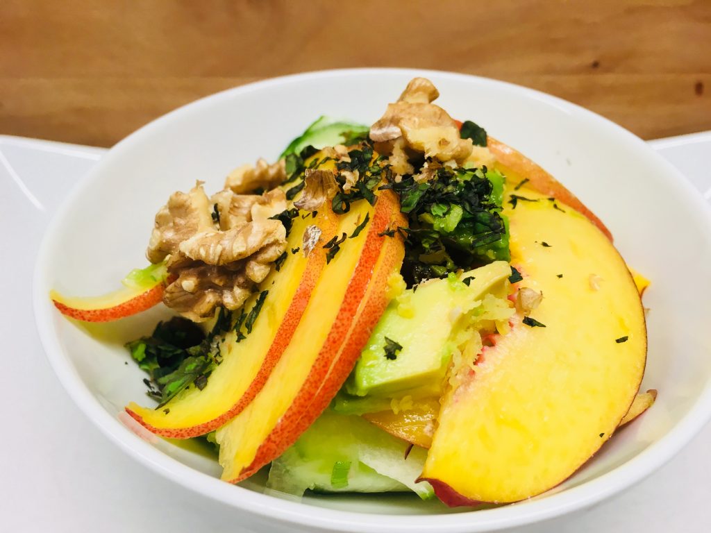 Gurkensalat mit Nektarinen, Walnüssen und Joghurt Minze Dressing