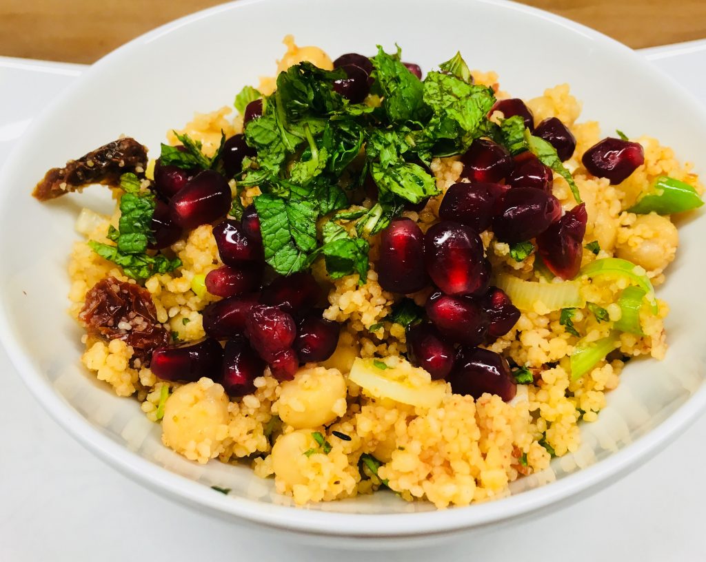 Couscous Salat mit getrockneten Tomaten, Kichererbsen und Granatapfelkernen