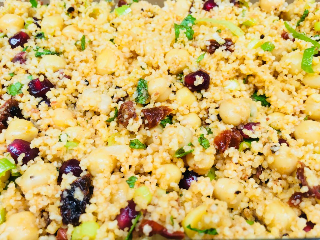 Couscous Salat mit getrockneten Tomaten, Kichererbsen und Granatapfelkernen