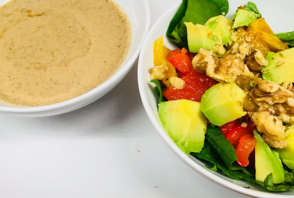 Paprika Avocado Salat mit Dattel Walnuss Vinaigrette
