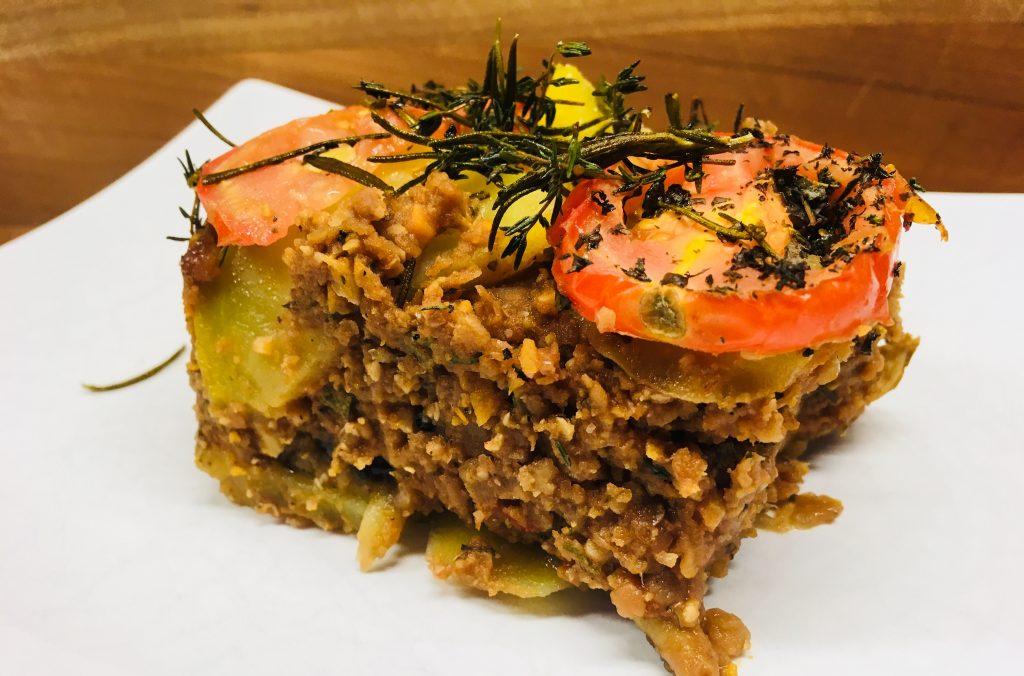 Vegan Moussaka: Auberginen Kartoffel Auflauf mit Linsen und Walnüssen
