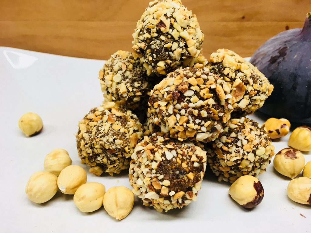 Feigen-Mandeln Energiebällchen mit Haselnüssen