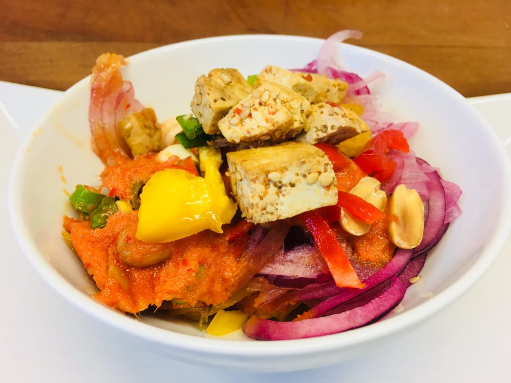 Pikanter Paprika-Gurken Salat mit gebratenem Sesam-Tofu