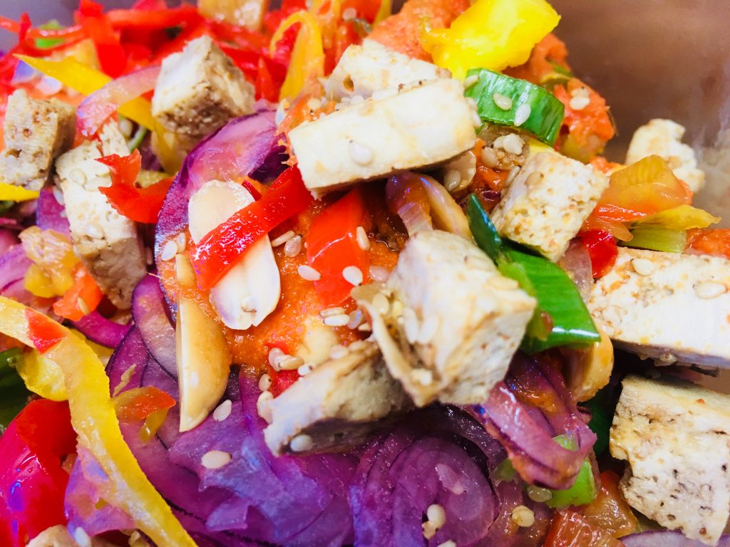 Pikanter Paprika-Gurken Salat mit gebratenem Sesam-Tofu