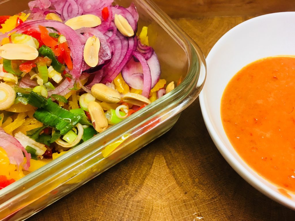 Pikanter Paprika-Gurken Salat mit gebratenem Sesam-Tofu