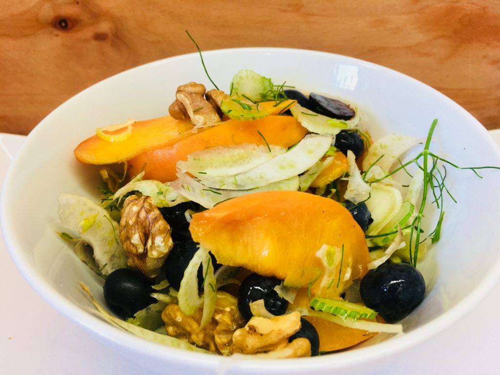 Fenchel Salat mit Pfirsich, Walnüssen und Heidelbeer Miso Dressing