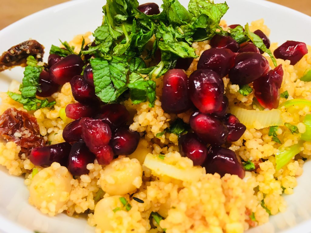 Couscous Salat mit getrockneten Tomaten, Kichererbsen und Granatapfelkernen
