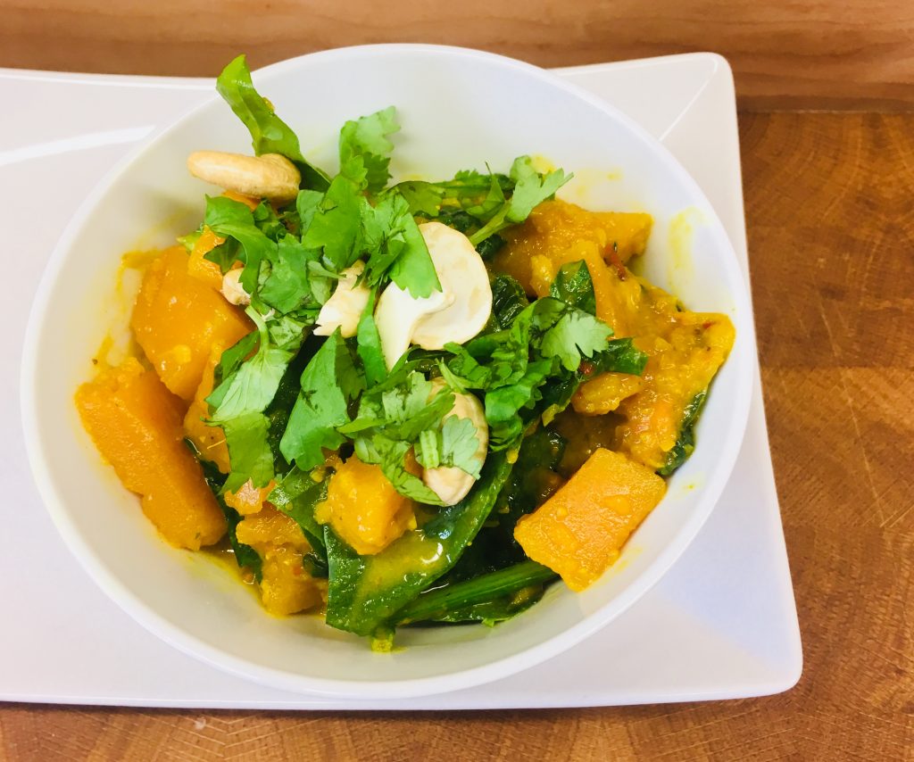 Kürbis Curry mit Spinat und Datteln