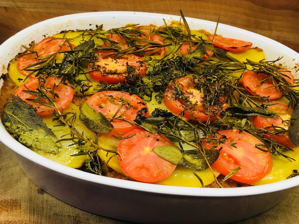 Vegan Moussaka: Auberginen Kartoffel Auflauf mit Linsen und Walnüssen