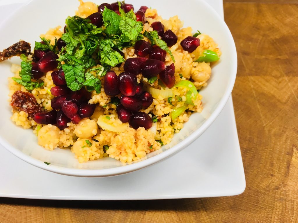 Couscous Salat mit getrockneten Tomaten, Kichererbsen und Granatapfelkernen