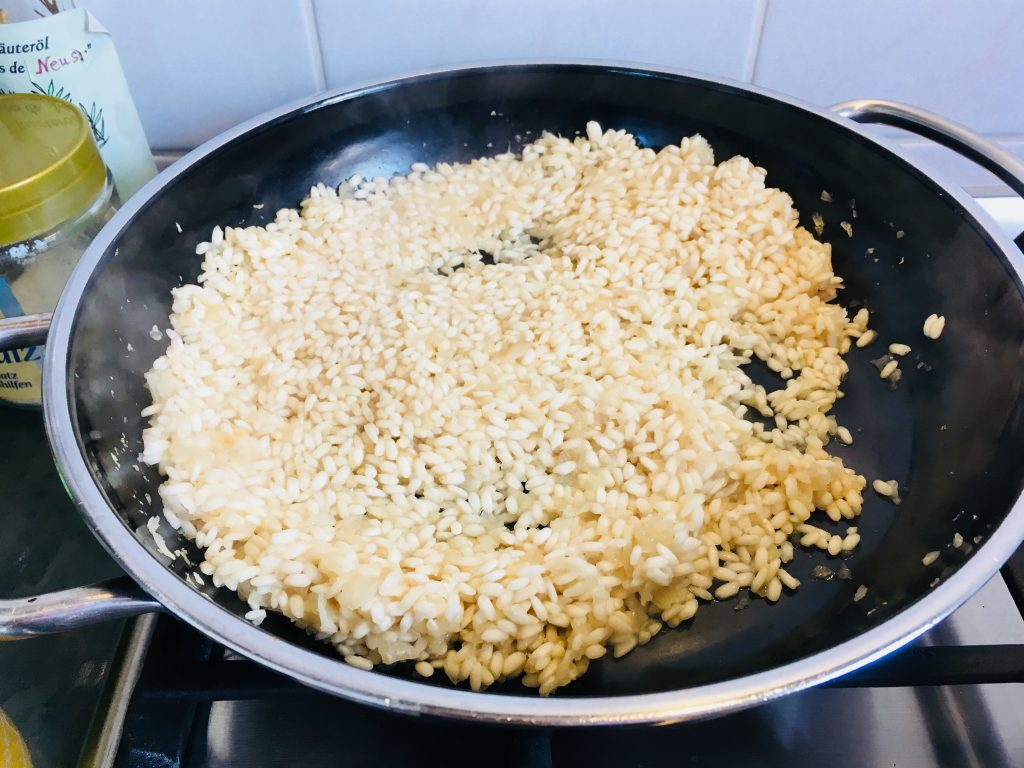 Risotto Reis mit Zwiebeln und Knoblauch anschmoren