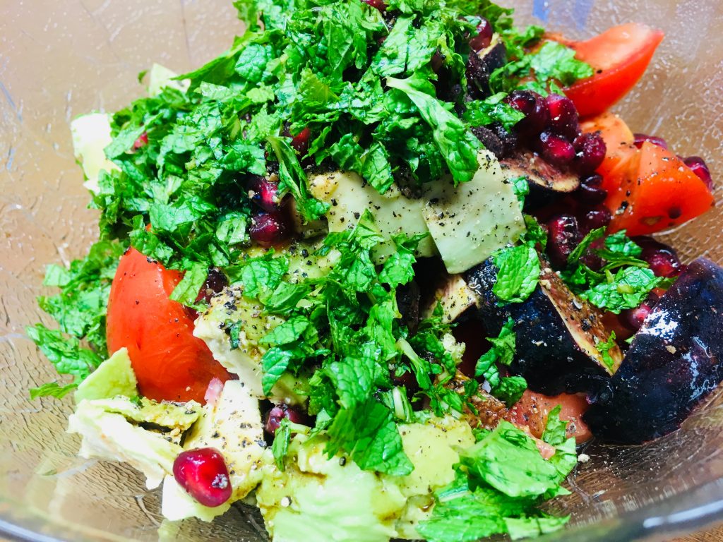 Tomaten Salat mit Feigen, Avocado und Granatapfelkernen