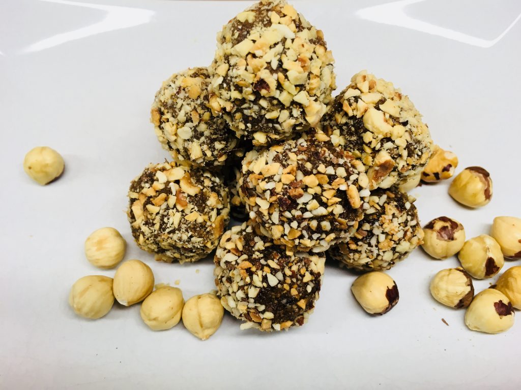 Feigen-Mandeln Energiebällchen mit Haselnüssen