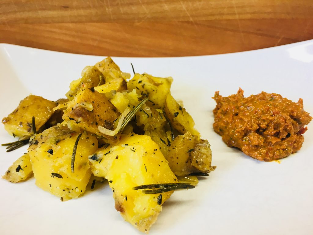 Geröstete Kartoffeln mit Tomaten Walnuss Chili Dip