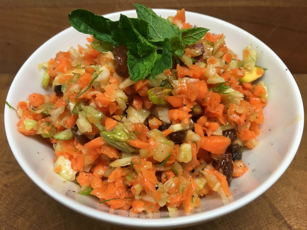Karotten Fenchel Salat mit Pistazien und Orangen Ingwer Dressing