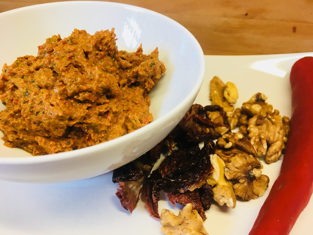 Tomaten Walnuss Dip mit Paprika und Chili