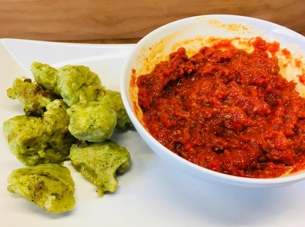 Bärlauch Gnocchi mit Thymian Zitronen Öl und Paprika Chili Dip
