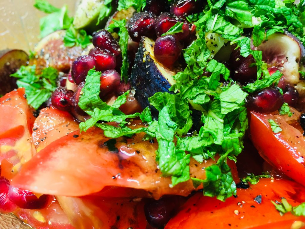 Tomaten Salat mit Feigen, Avocado und Granatapfelkernen