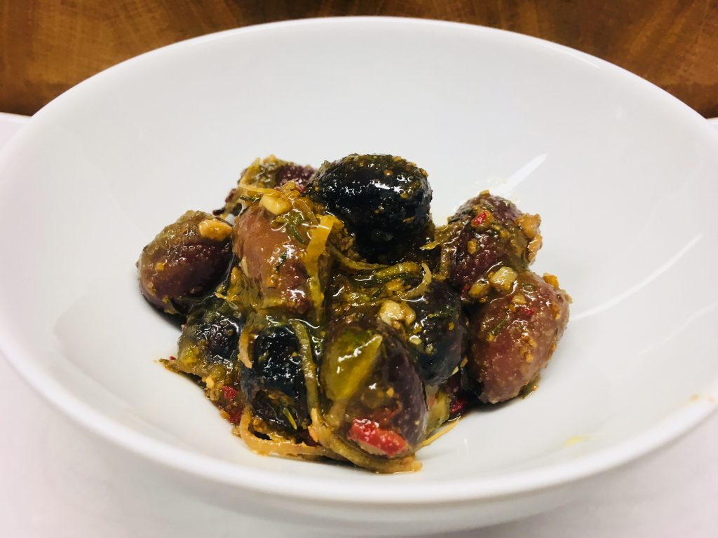 Schwarze Orangen-Oliven mit Chili