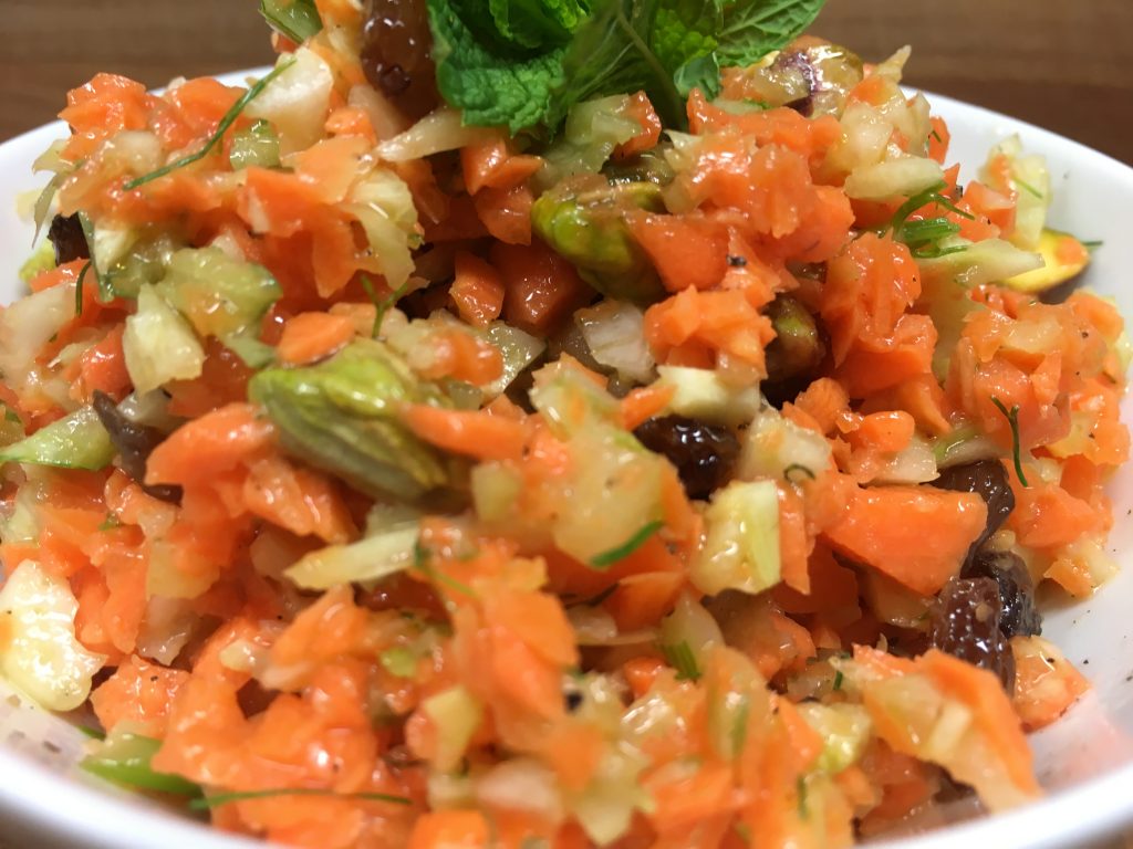 Karotten Fenchel Salat mit Pistazien und Orangen Ingwer Dressing
