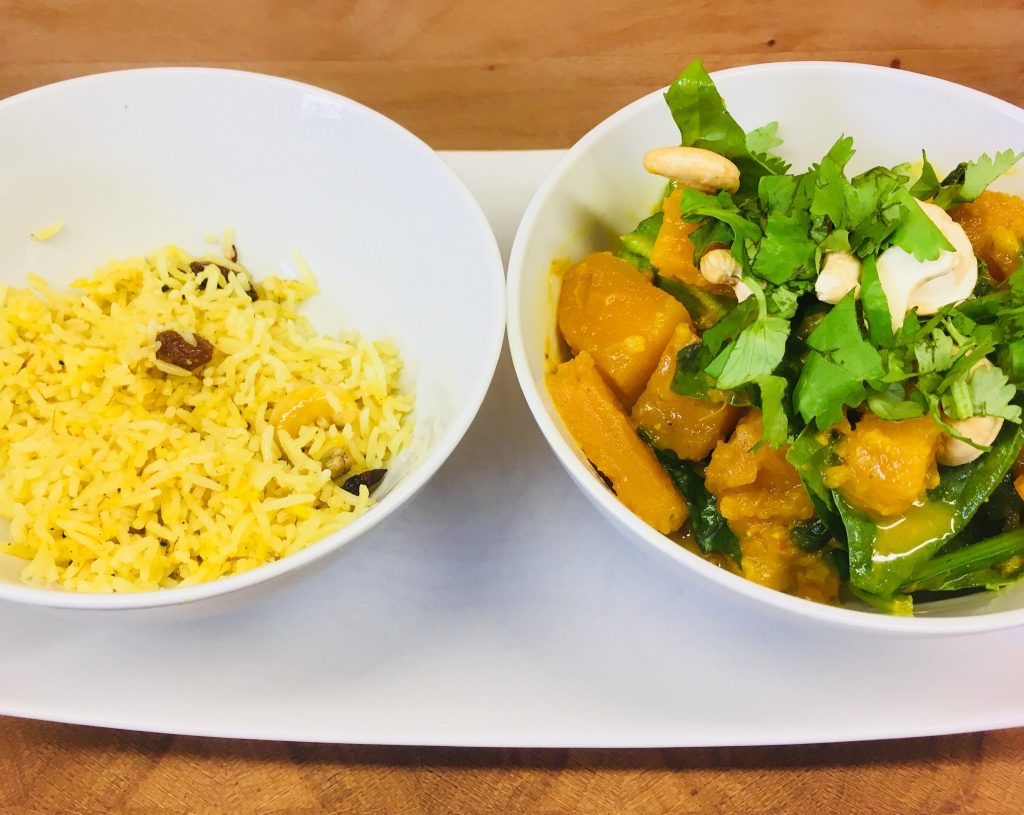 Kürbis Curry mit Spinat und Datteln Und gebratenem Gewürz-Reis